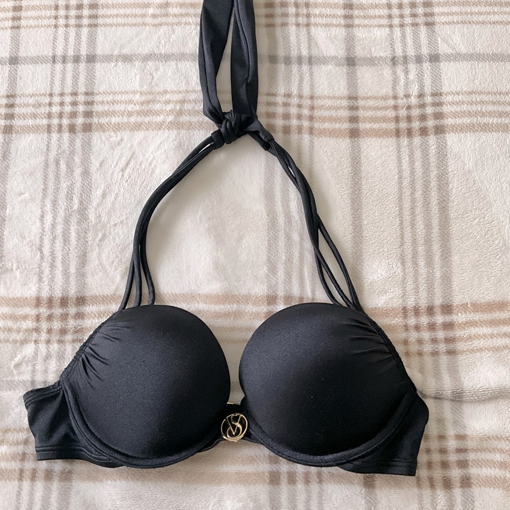 Victoria’s Secret bombshell push-up bikini